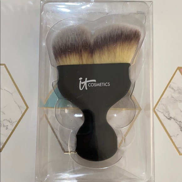 Highlight/ contour brush from IT cosmetics - Picture 2 of 2